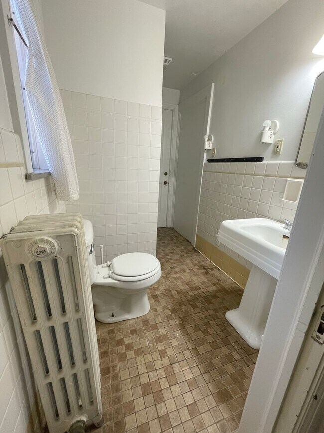 Building Photo - 725 Church St