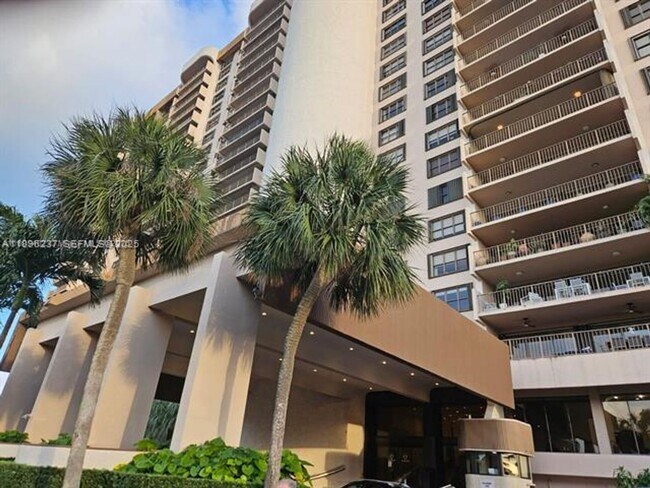 Building Photo - 1800 NE 114th St