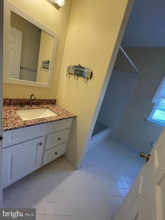 Building Photo - 208 Strawberry Ct