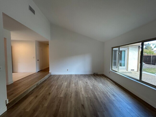 Building Photo - Spacious 4-Bedroom 2.5 Bath Single-Story H...