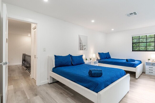 Building Photo - 809 SW 14th Ct