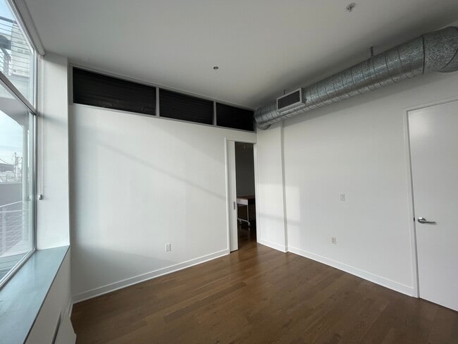 Guest room/office - 4080 Glencoe Ave