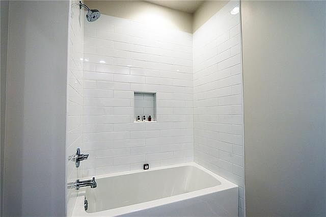 Building Photo - 2-Bed, 3-Bath on Pontchartrain Blvd – Your New Orleans Oasis Awaits!"