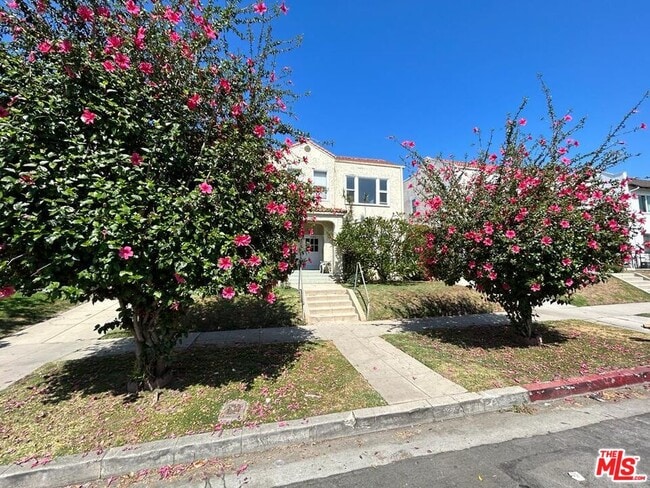 Building Photo - 759 1/2 N Ridgewood Pl