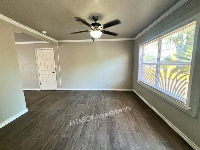 Building Photo - 4 Bedroom Home in Lawton — Available Now