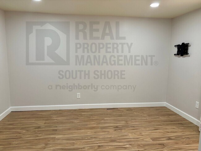 Building Photo - 2BR Duplex in Dyer - Designer Kitchen + Artisan Shower