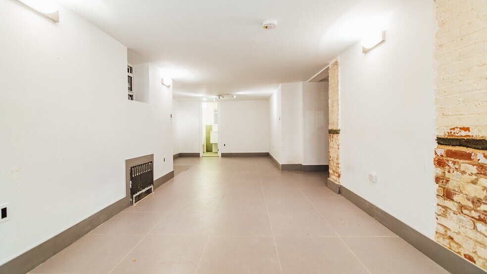 Building Photo - 1154 Gates Ave