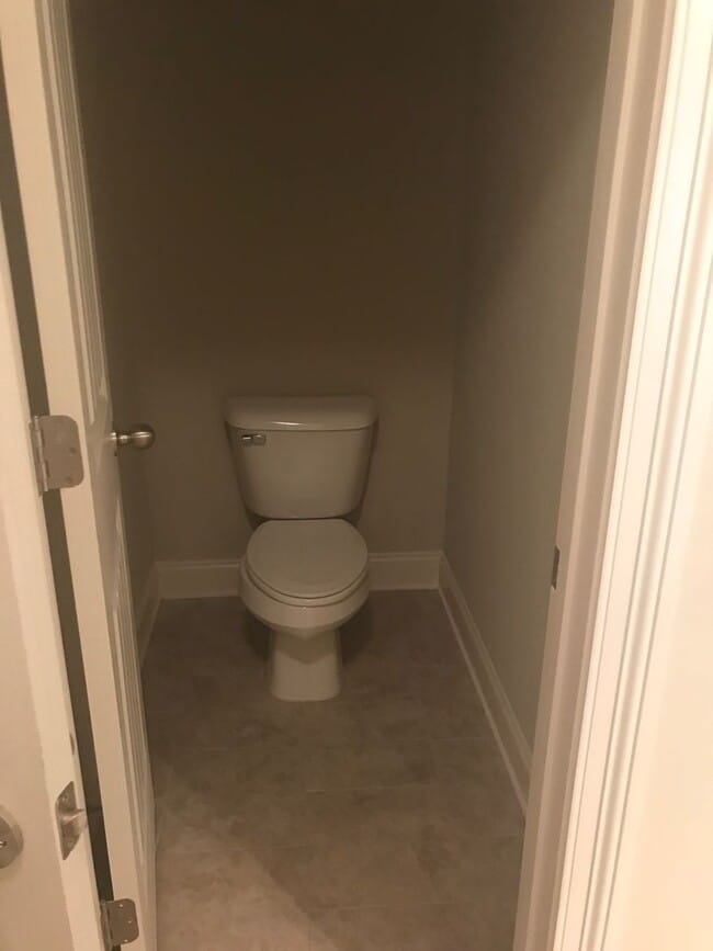 Building Photo - 4 Bed/4.5 Bath Townhouse at West End