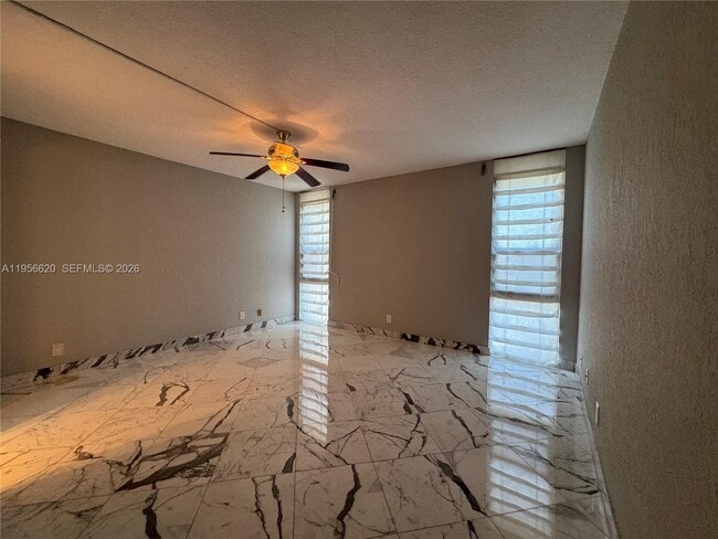 Building Photo - 4800 Bayview Dr