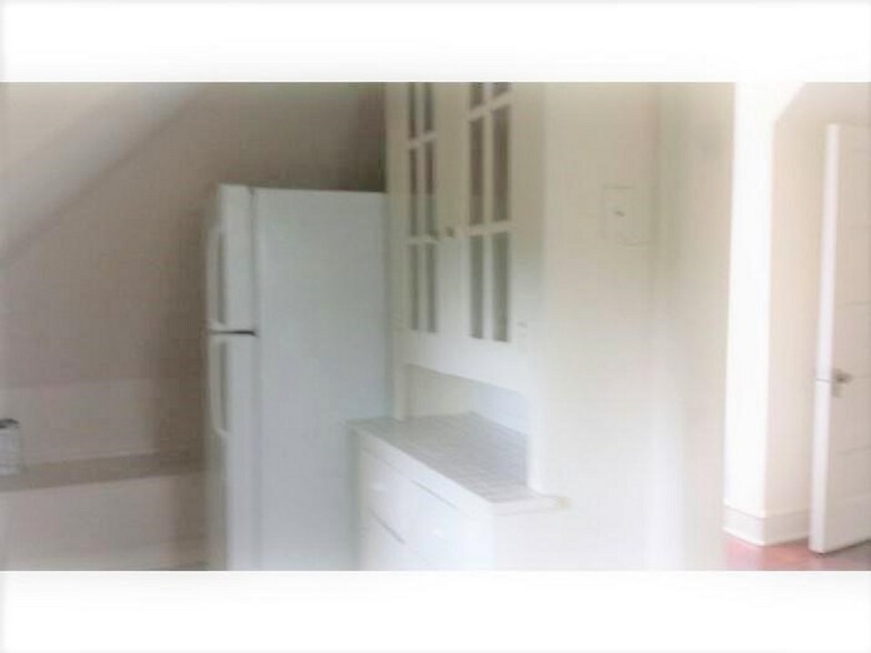 KITCHEN - 426 N Essex Ave