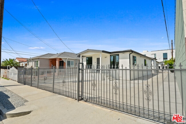 Building Photo - 2617 Carmona Ave