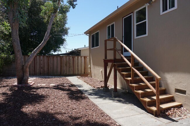 Building Photo - 142 El Poco Pl