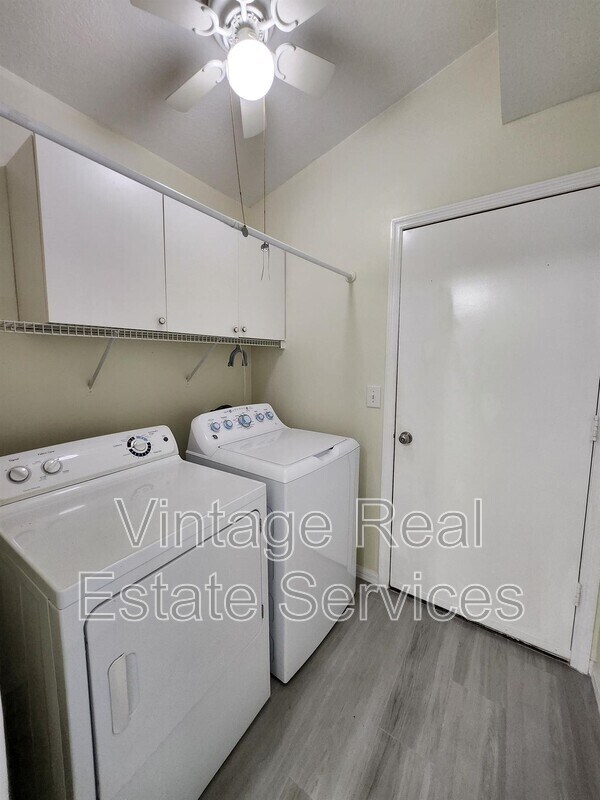 Building Photo - 819 Sandy Trail Pl