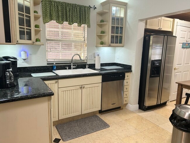 Building Photo - 409 35th St