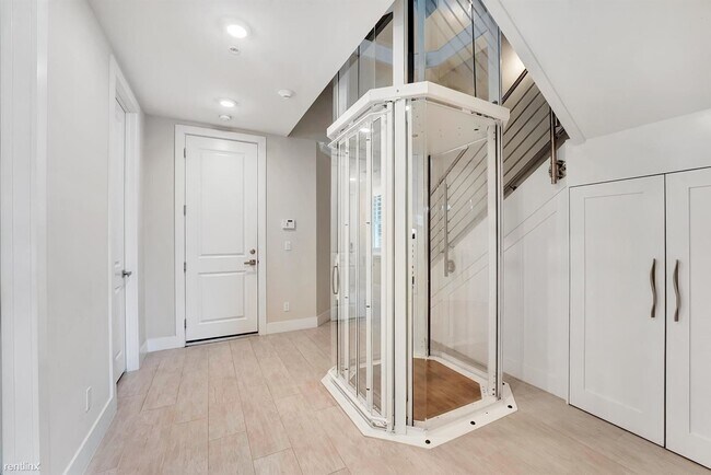 Building Photo - 3 br, 4.5 bath Townhome - 1045 Harbor Vill...