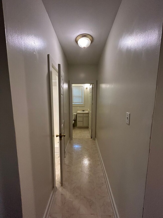 Building Photo - Spacious 2 Bed 2 Bath House with Storage /...