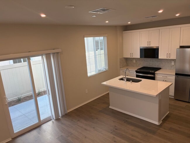 Building Photo - 40100 Campos Elegantes