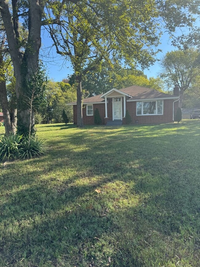 Building Photo - 3 Bed / 2 bath on 1.2 ACRES - 3 car garage...