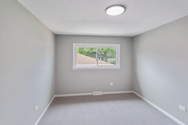 Building Photo - 242 S Harper Ave