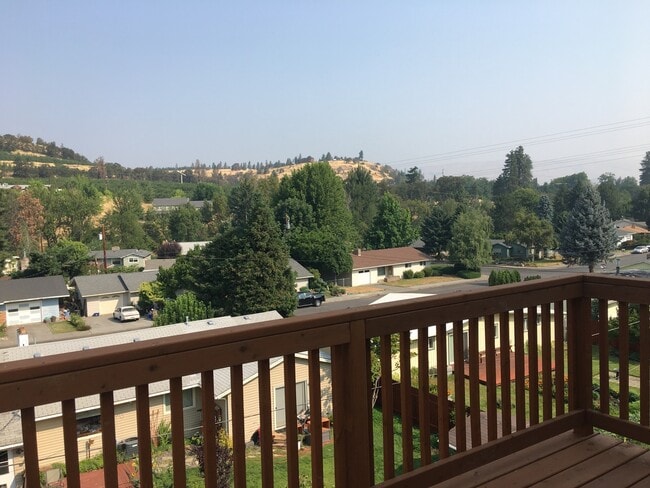 Building Photo - Application Pending - 3 Bedroom Home For R...