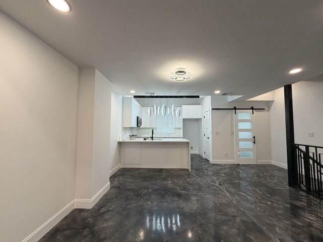 Building Photo - 222 S Olive St