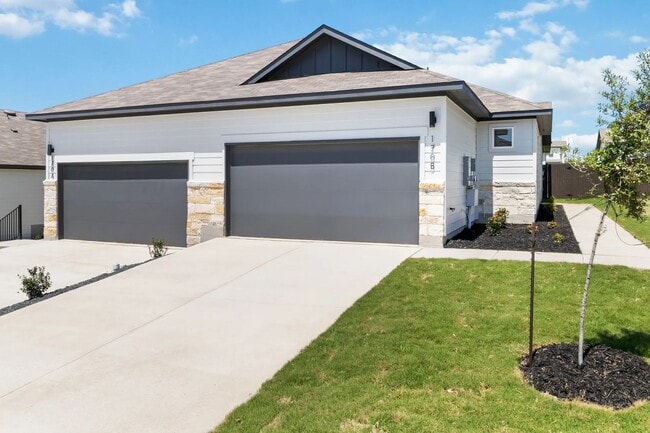 Building Photo - 469-473 Nespral Dr
