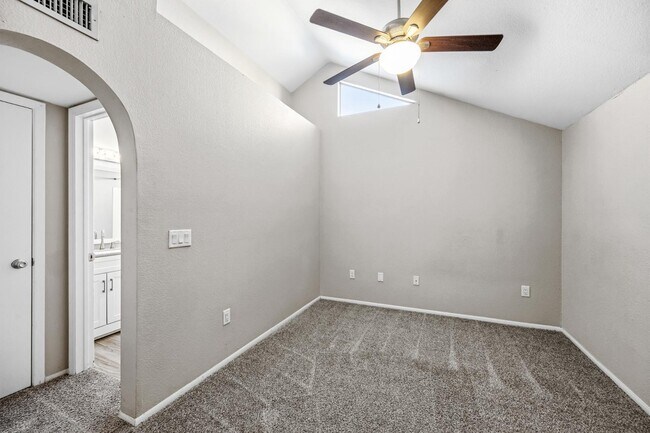 Building Photo - 860 S Rio Dr