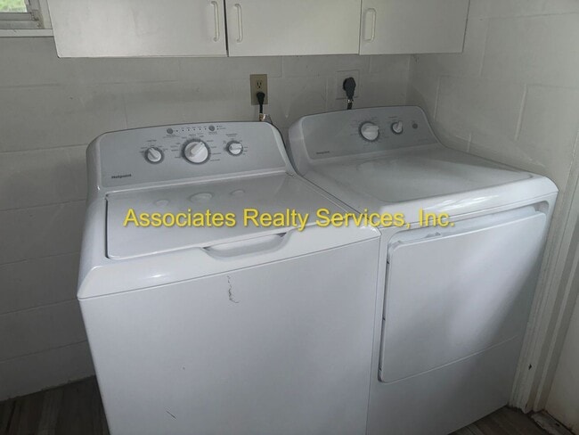 Building Photo - Three bedroom, two bath - 1720 Sq. ft., Acre lot