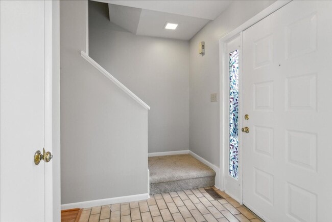 Building Photo - Bright 2 Bedroom Townhome in Williamsburg VA with Finished Lower Level & Private Balcony