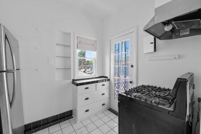 Building Photo - 647 N Spaulding Ave