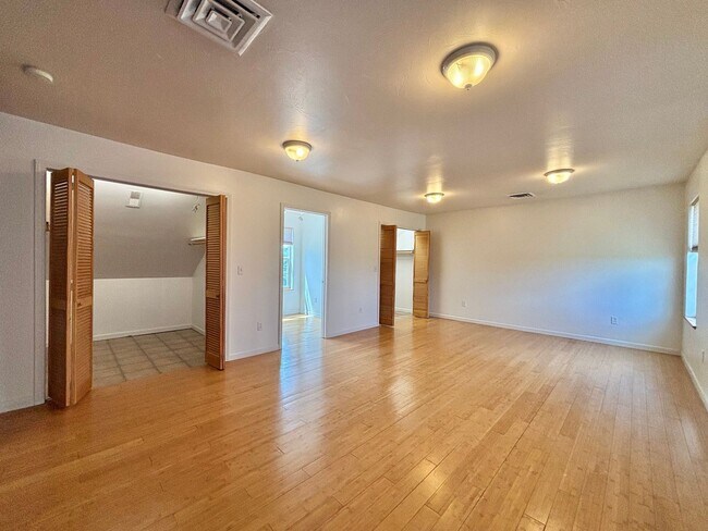Building Photo - Great 3br/2.5ba, with a bonus space.
