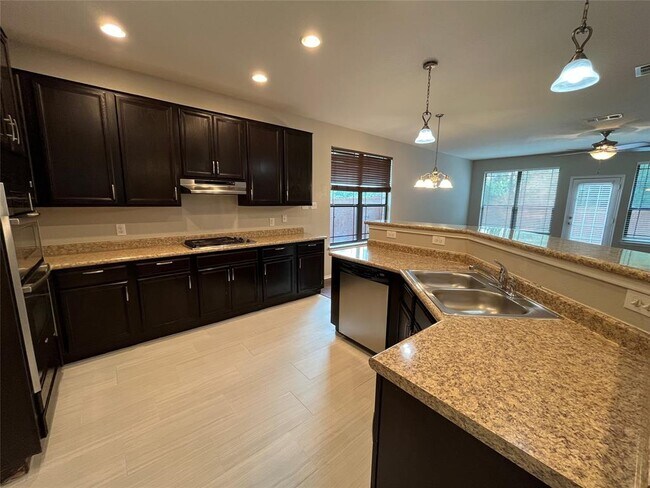 Building Photo - 2504 St James Pl