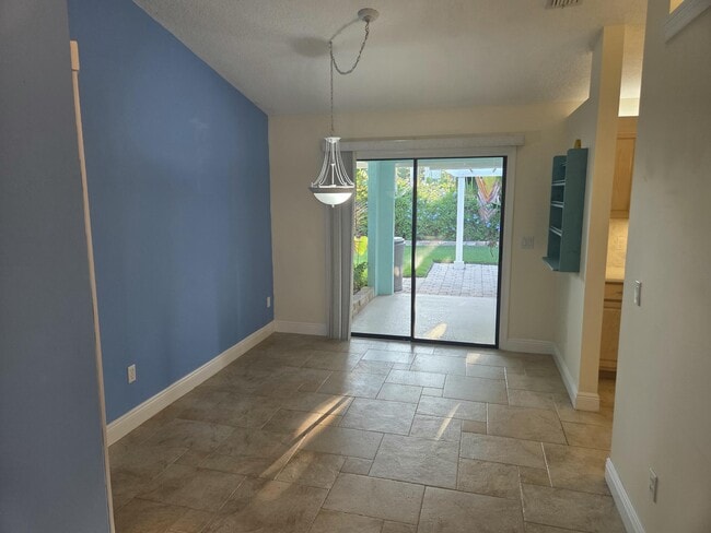 Building Photo - 142 Queens Ln