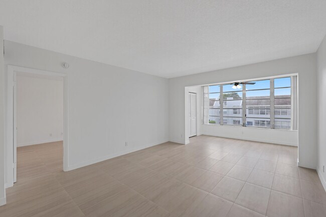 Building Photo - 2840 SW 22nd Ave