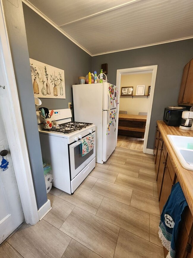 Building Photo - Cute 3 bedroom house $875