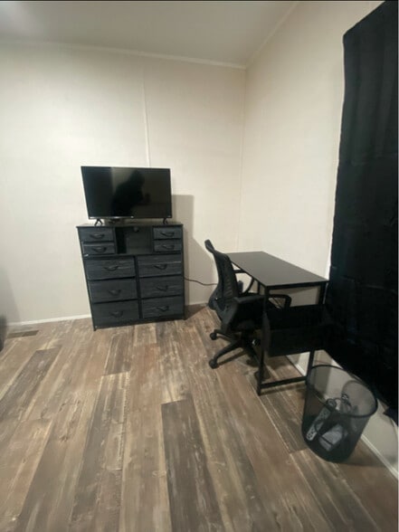 Building Photo - 325 Robin Ln