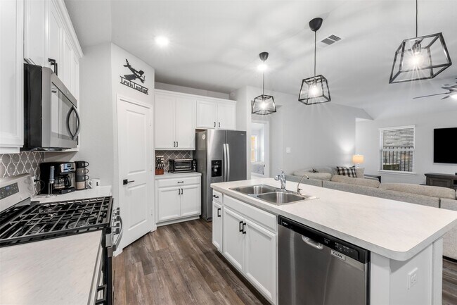 Building Photo - 27107 Blue Pool Dr