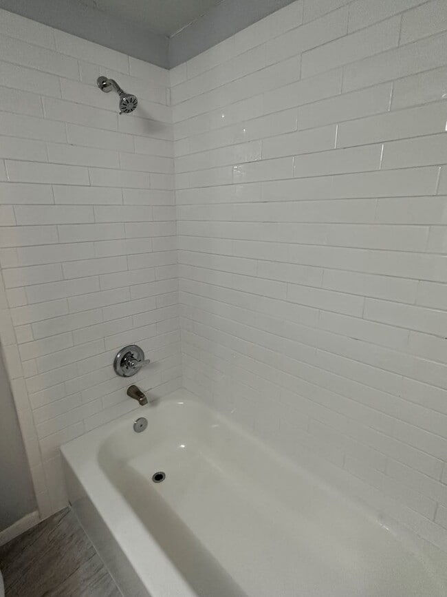 Building Photo - **Move in ready - 3/2 Renovated single family home