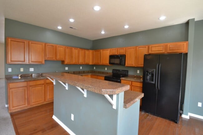 Building Photo - 3 Bedroom Townhome Available Now!