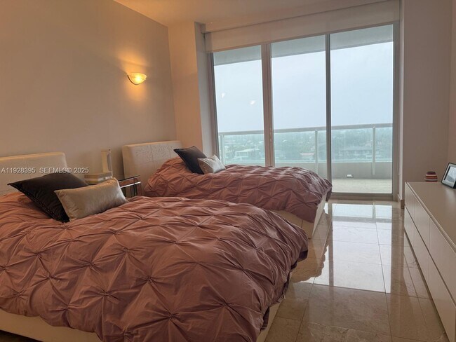 Building Photo - 21150 Point Pl