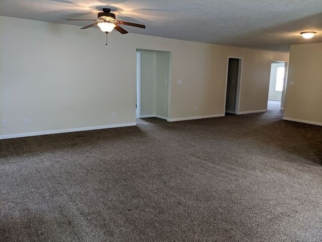 Building Photo - 4 Bedroom Home on East Side-Pets Welcome