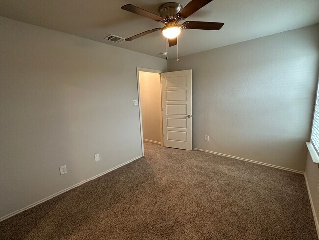 Building Photo - Luxury Townhome