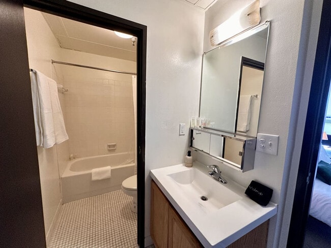 Building Photo - 823 N 2nd St