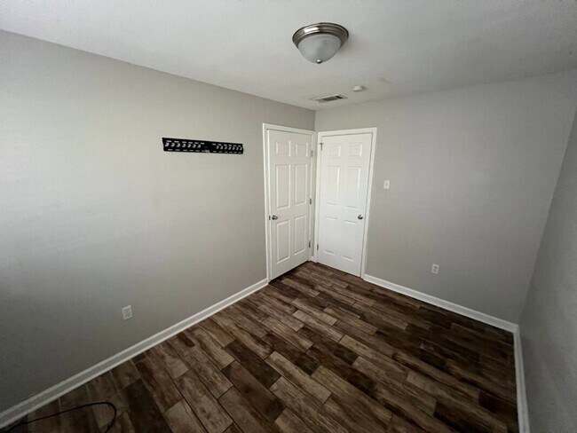 Building Photo - Charming 3BR Rental Featuring Granite Counters & Gas Range