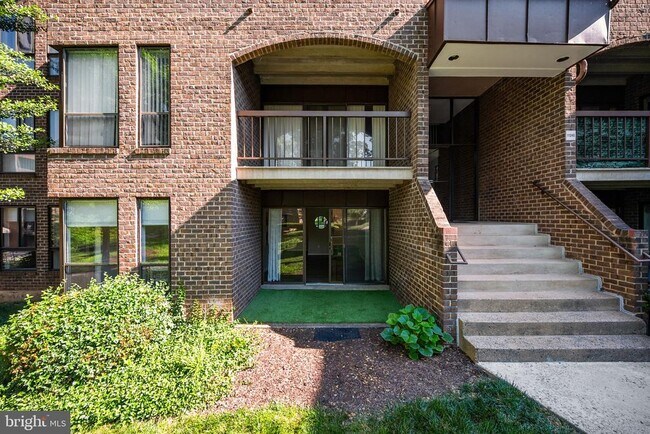 Building Photo - 11240 Chestnut Grove Square