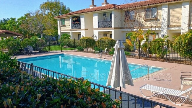 Building Photo - 1013 S Sunshine Ave