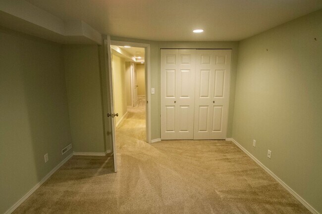 Building Photo - Beautiful Maple Leaf Home