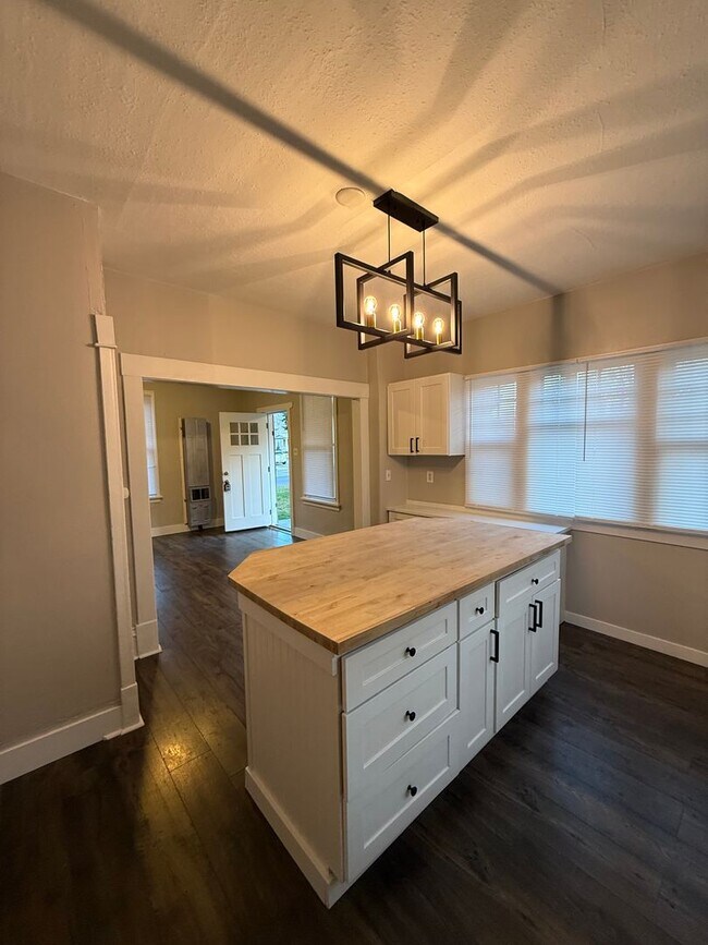 Building Photo - Monroe 1 Bedroom Home