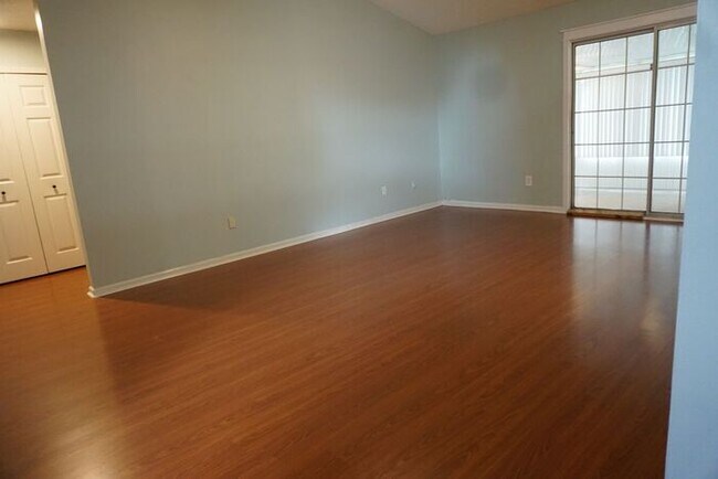 Building Photo - 3 Bedroom 2 Bathroom House with Garage Near Oakleaf