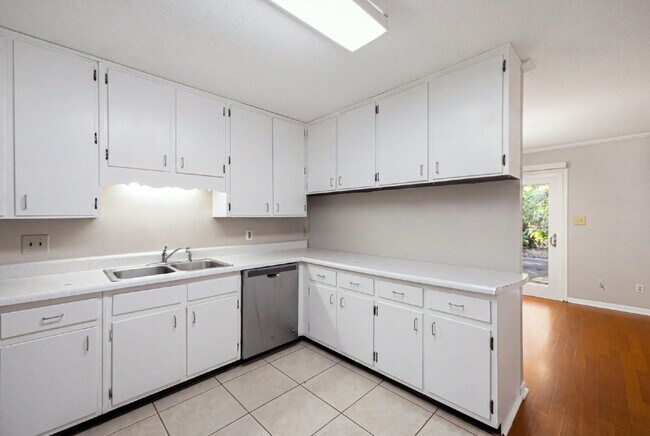 Building Photo - GREAT LOCATION 2BED 2BATH! FENCED IN YARD!